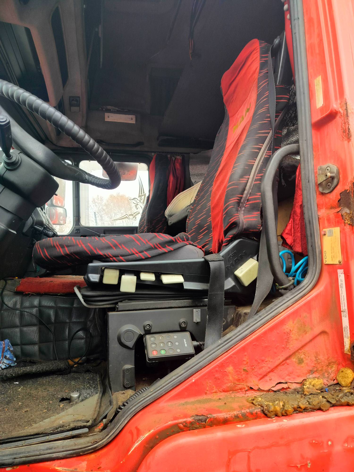 На разборку поступил MAN F2000 2000 г.в. Двигатель D2866LF31 4-х клапанные головки, КПП 16S181 с ретардой, редуктор HY13110 37/12 подвеска рессорная перед, сзади воздух. Кабина высокая, гнилая. Крыша в продаже.